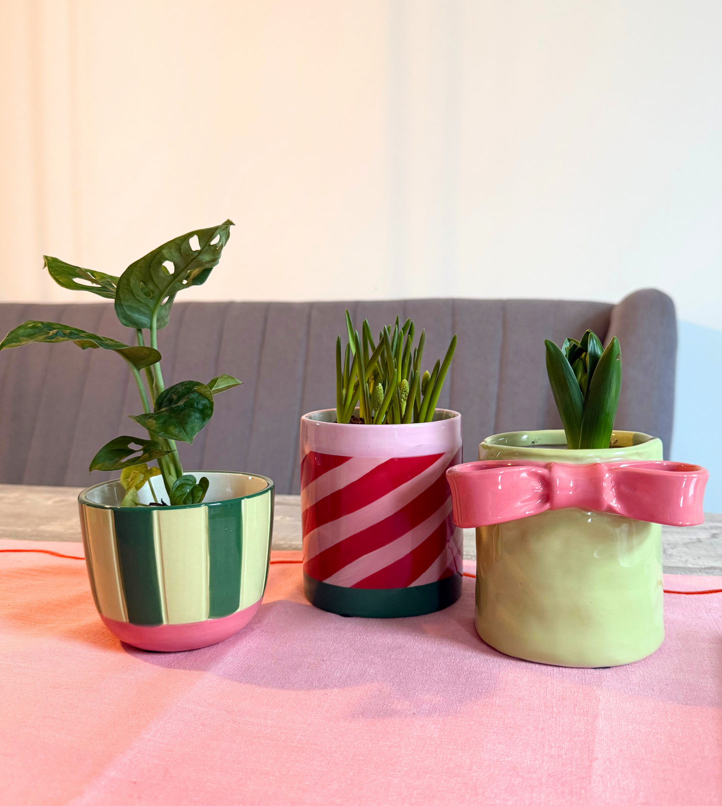 Blumentopf mit Schleife, hellgrün, rosa | 11 x 9,5 cm