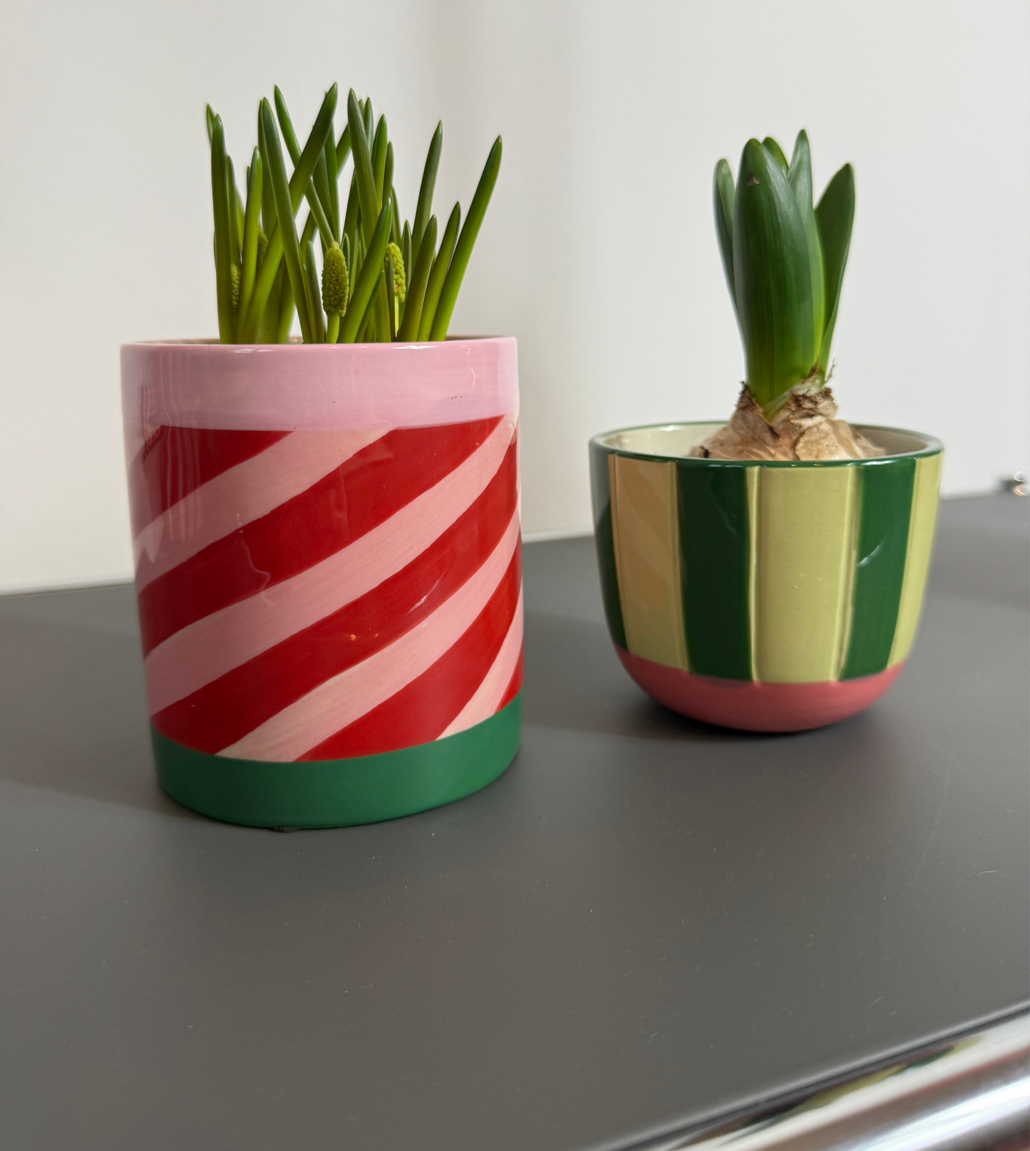Blumentopf mit Streifen, rosa, rot und grün | 11x 10 cm