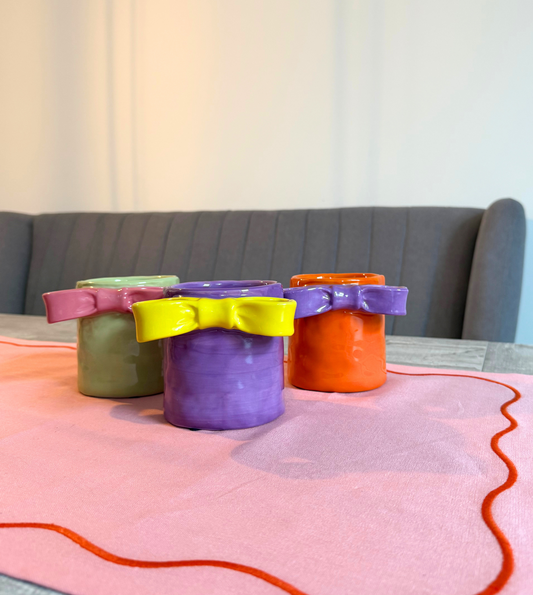 Blumentopf mit Schleife, lila, gelb | 11 x 9,5 cm