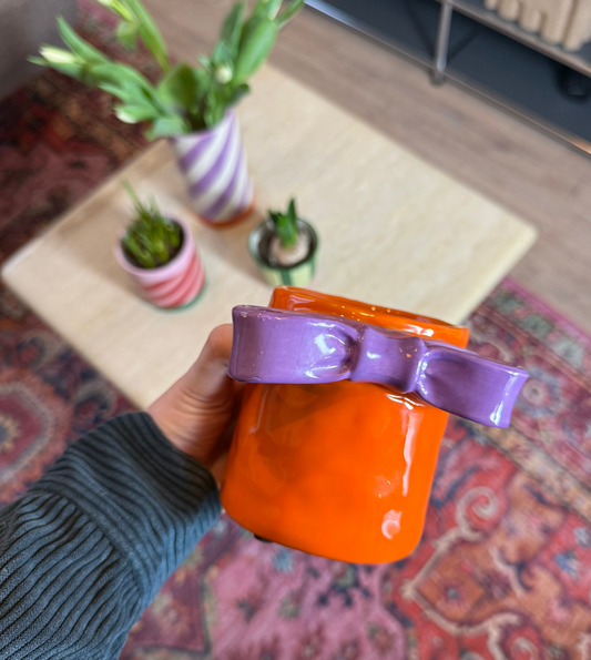 Blumentopf mit Schleife, orange, lila | 11 x 9,5 cm