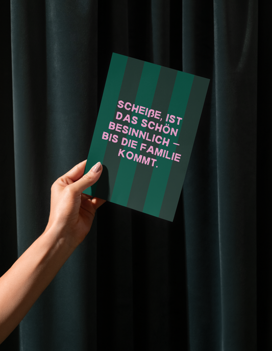 Lustige X-Mas Postkarte "Scheiße ist das schön besinnlich, bis die Familie kommt"